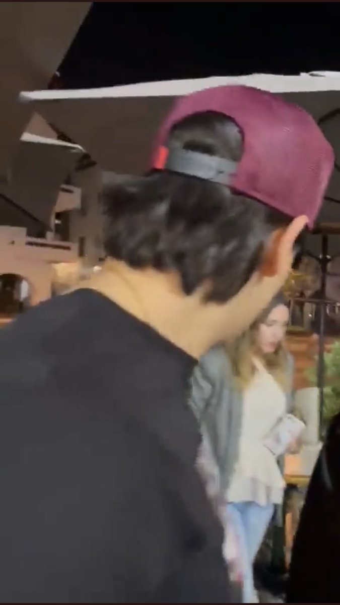 ¿Es tu hijo? ¿Tu hijo ayer estaba vestido así? No lo escondas, no lo saques del país. Mañana, puede violentar peor a alguien más y las cosas resultar mas graves. No protejas a tu hijo, primo, o vecino delincuente.
¿Sabes quiénes son? DENUNCIA.