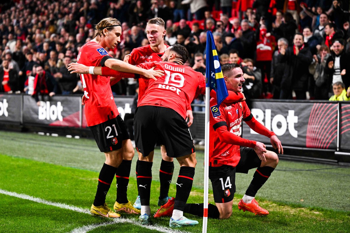 ActuFoot_'s tweet photo. Le Stade Rennais passera la trêve de la Coupe du monde sur le podium de Ligue 1. ❤️🖤

Rennes (3ème) n'a plus perdu depuis le 27 août dernier, et c'était face à Lens. https://t.co/v1V8mikCkY