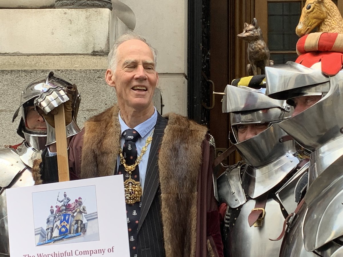 Blimey, quite a #LordMayorsShow for the @ArmourerBrasier Company in its 700th year. Not enough knights on the streets these days. Well done all!