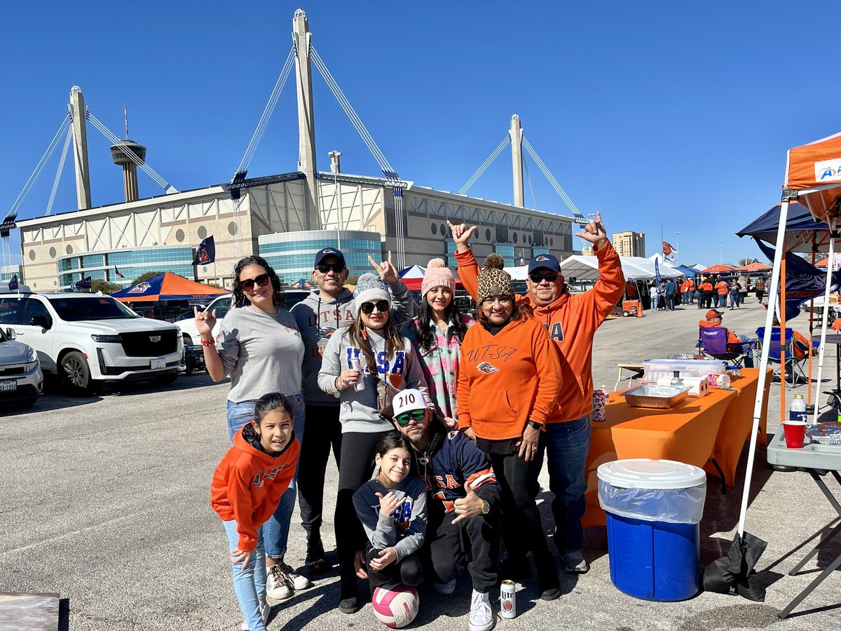 MomWantsToNap's tweet photo. #utsatailgate fun day out there today! #UTSAFootball #UTSAAlumni #UTSA https://t.co/xXaCUFFDsD
