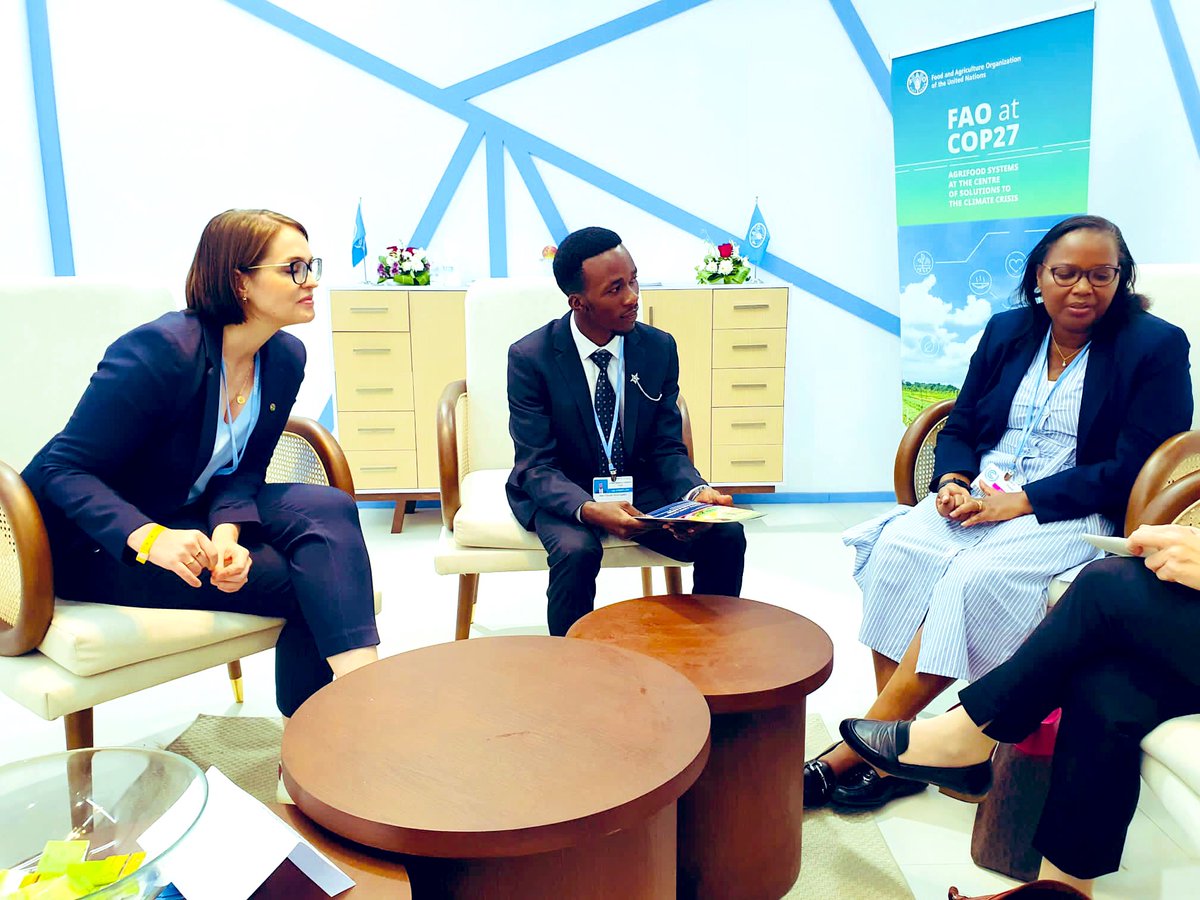 jcniyomugabo's tweet photo. It was a pleasure to meet Hon. Minister of @RwandaAgri,@g_mukeshimana together with @bankimooncentre leaders on #AdaptationDay at #COP27. We discussed about the demand paper that we developed and how the center can collaborate in climate smart agriculture with @RwandaAgri. https://t.co/7nLUJJbOr5