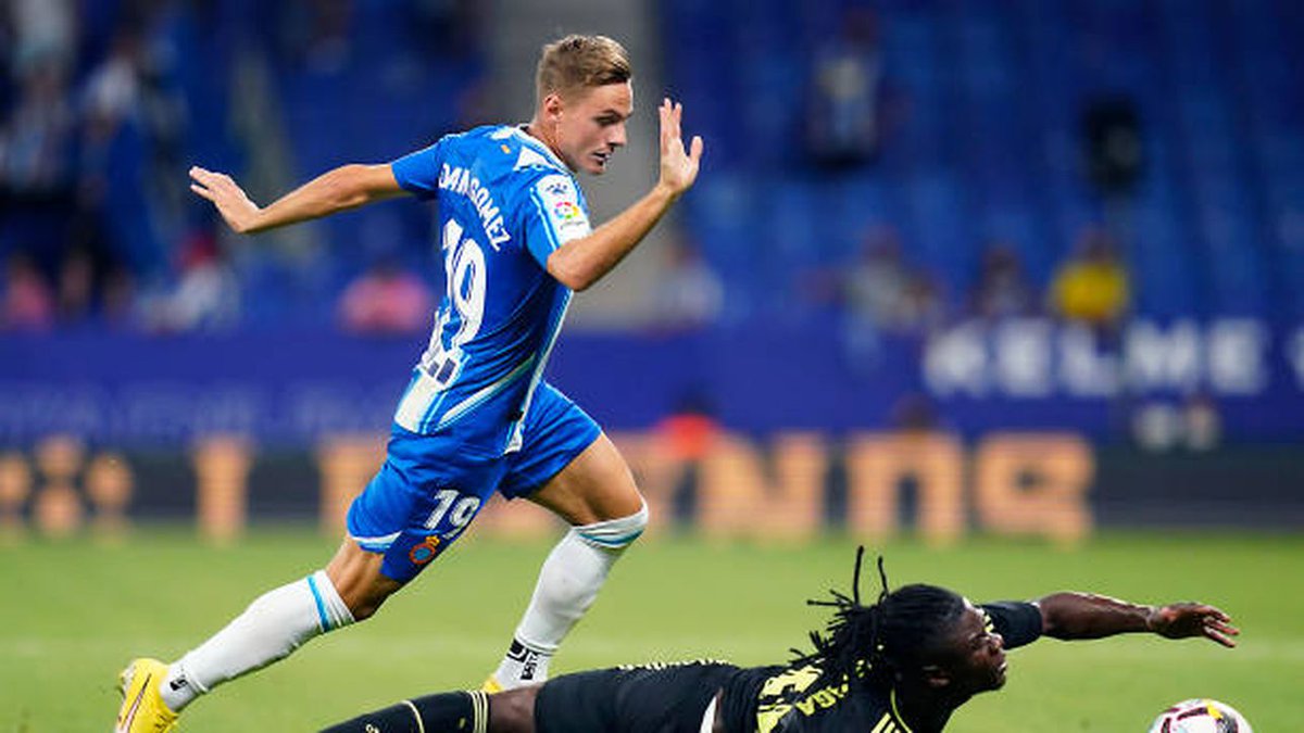 DANI GÓMEZ. Guaperas. Hermano gemelo de Pol Lozano. Ve menos puerta que un casado y con hijos. Es como la homeopatía, no hace nada. Más timo que con las Power Balance. Resta más que una clase de 2° de Primaria. Lo mejor de él es que es cedido. Ha hecho bueno a Loren Morón. #rcde