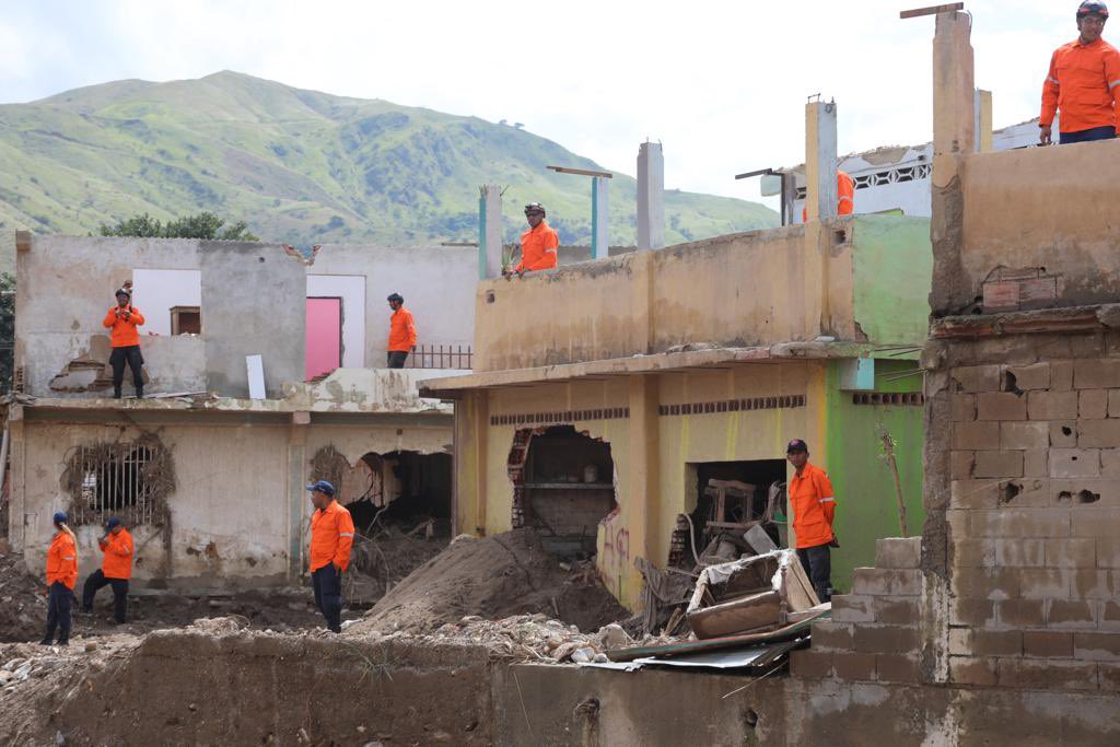 CeballosIchaso1's tweet image. Por instrucciones del Pdte. @NicolasMaduro, junto al Poder Popular de Las Tejerías, en perfecta unión cívico militar policial, reconocimos la loable labor de los hombres y mujeres de @PCivil_Venezuela, durante las afectaciones ocurridas en esta entidad a causa de las lluvias.