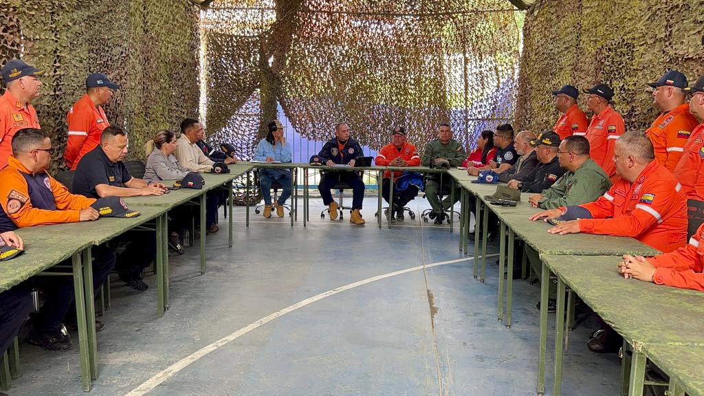 CeballosIchaso1's tweet image. Por instrucciones del Pdte. @NicolasMaduro, junto al Poder Popular de Las Tejerías, en perfecta unión cívico militar policial, reconocimos la loable labor de los hombres y mujeres de @PCivil_Venezuela, durante las afectaciones ocurridas en esta entidad a causa de las lluvias.