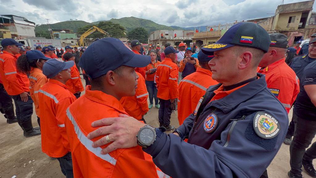 CeballosIchaso1's tweet image. Por instrucciones del Pdte. @NicolasMaduro, junto al Poder Popular de Las Tejerías, en perfecta unión cívico militar policial, reconocimos la loable labor de los hombres y mujeres de @PCivil_Venezuela, durante las afectaciones ocurridas en esta entidad a causa de las lluvias.