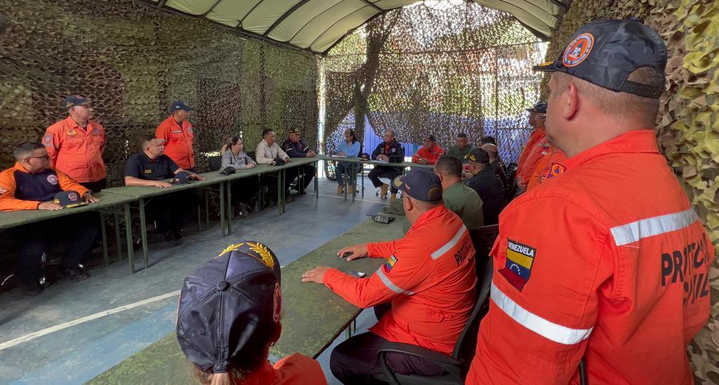 CeballosIchaso1's tweet image. Por instrucciones del Pdte. @NicolasMaduro, junto al Poder Popular de Las Tejerías, en perfecta unión cívico militar policial, reconocimos la loable labor de los hombres y mujeres de @PCivil_Venezuela, durante las afectaciones ocurridas en esta entidad a causa de las lluvias.