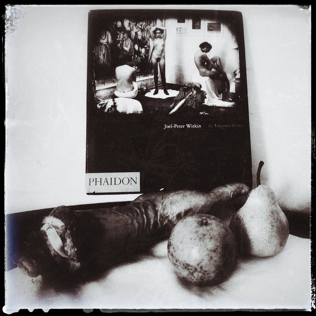 RogerDurn3's tweet photo. Witkin, one of my favorites of all time!
#Book #photography #inspired #witkin #joelpeterwitkin #phaidon #blackandwhite #mobile https://t.co/feWRKITwyx