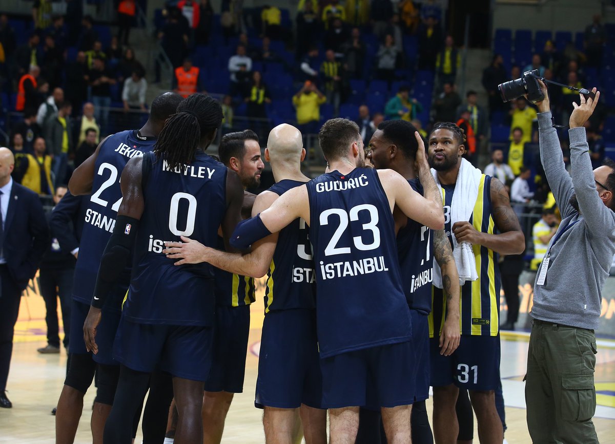 Lider Dediğin;
Yeşil Sahada da Lider💛💙
Parkede de Lider💛💙
Alayına FENERBAHÇE💛💙
#LiderFenerbahce