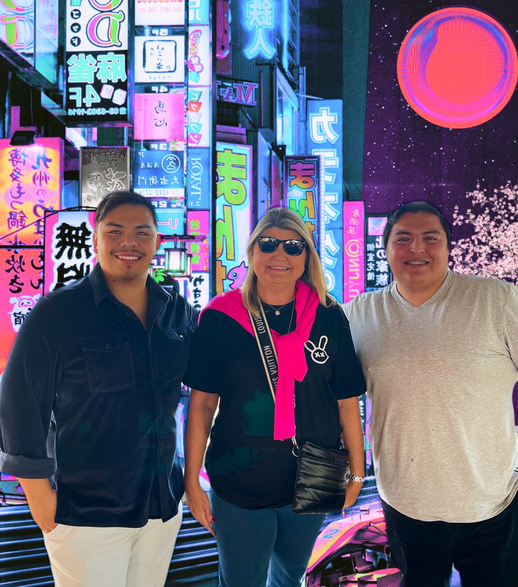 sandy_carter's tweet photo. On my way out of #LosAngeles I met two of our LA @unstoppableweb whales!!!

We dished about our roadmap and a few upcoming partnerships!!!

Thank you @VillegasFirms  &amp; 
@32123x for your support of Unstoppable!  

PS. Next time LAX whale dinner!! https://t.co/1hmrs3GaVL