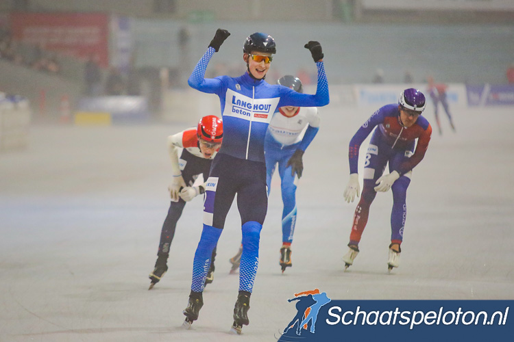 Schaatspeloton's tweet photo. Dubbelslag Igor Baars bij eerste beloftenwinst https://t.co/fU0wbLLEky #marathonschaatsen #meermarathon #schaatsen #denhaag #deuithof https://t.co/ngmcjt4E51