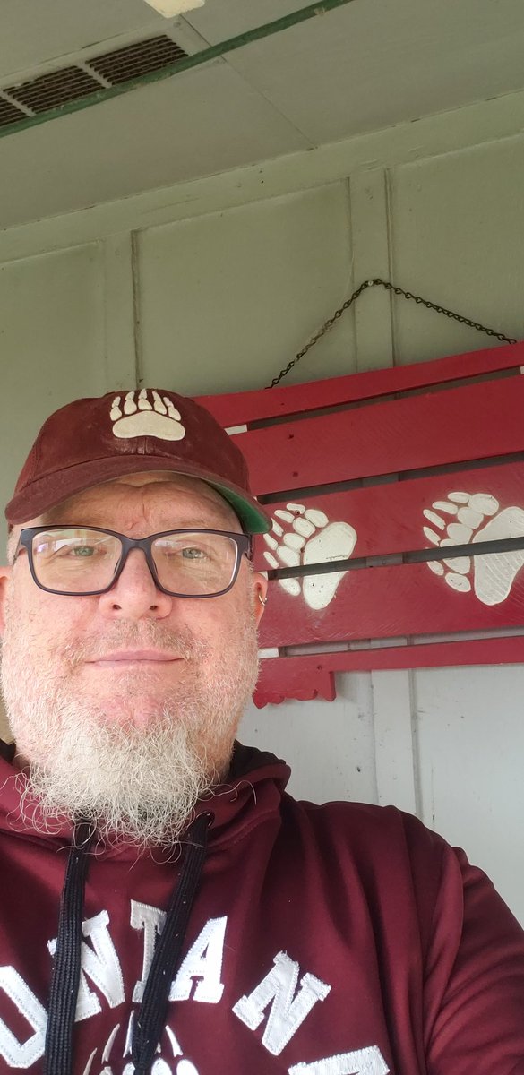 SteveDor22's tweet photo. Cheering on the mighty GRIZZ  in Creswell Oregon #PayneWestFanZone https://t.co/e0cQMFIVwz