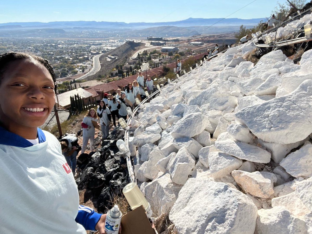 ParishAshlyn's tweet photo. Painting and cleaning up the D for our community! Community service is so much fun when with your team! https://t.co/CxDsUCiRUf