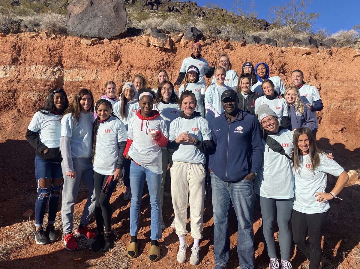 ParishAshlyn's tweet photo. Painting and cleaning up the D for our community! Community service is so much fun when with your team! https://t.co/CxDsUCiRUf