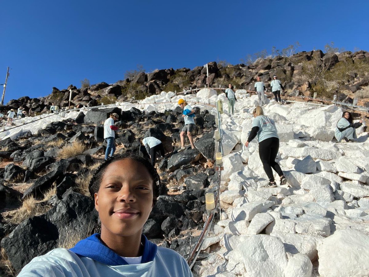 ParishAshlyn's tweet photo. Painting and cleaning up the D for our community! Community service is so much fun when with your team! https://t.co/CxDsUCiRUf