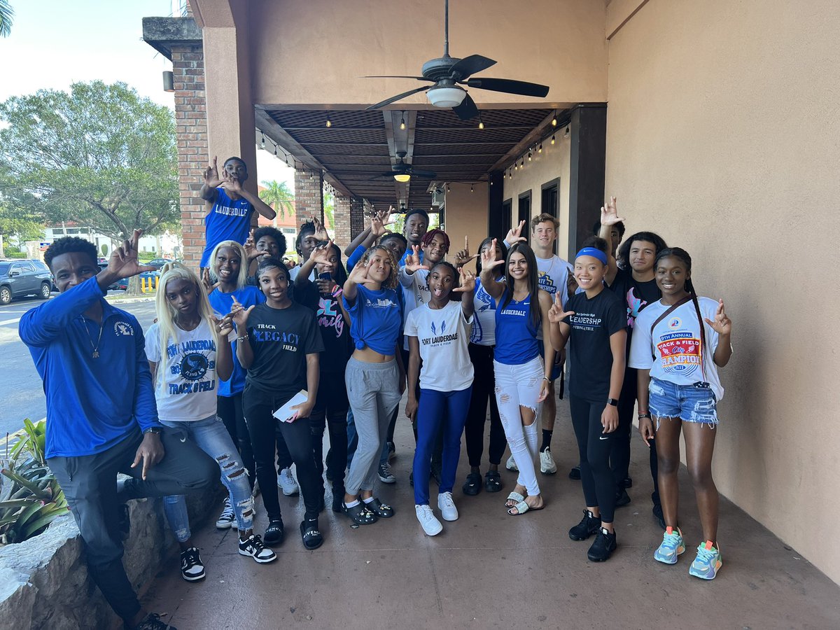 flyinglstf's tweet photo. First fundraiser in the books! First, I would like to Thank Carrabbas (Pompano) for partnering with the Track and Boys Basketball teams. Great way to teach our kids how to work together, hard work and team bonding. All the smiles says it all. #FlyingL #1600 #Whitness 🔵⚪️ https://t.co/yd4BsWpXGw