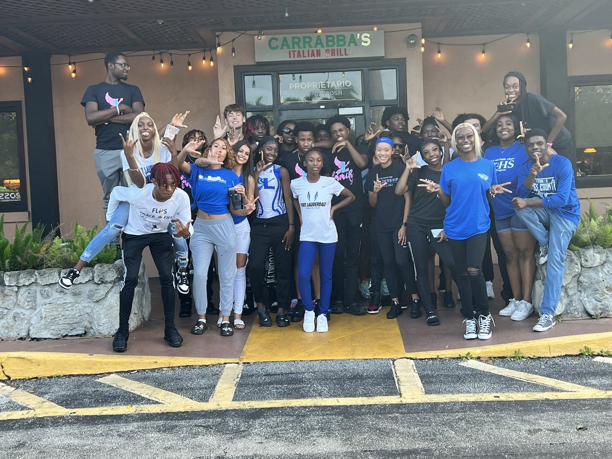 flyinglstf's tweet photo. First fundraiser in the books! First, I would like to Thank Carrabbas (Pompano) for partnering with the Track and Boys Basketball teams. Great way to teach our kids how to work together, hard work and team bonding. All the smiles says it all. #FlyingL #1600 #Whitness 🔵⚪️ https://t.co/yd4BsWpXGw