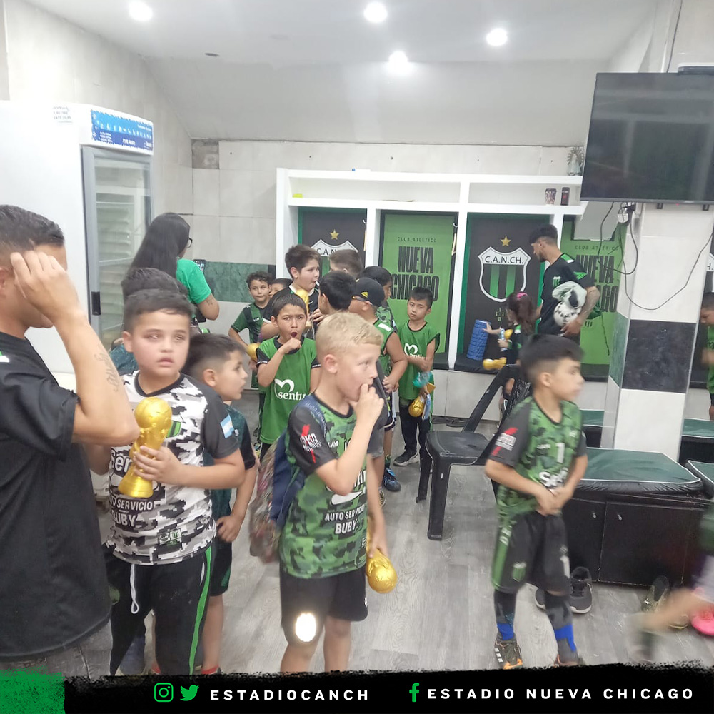 EstadioCANCH's tweet photo. 🤝 Hoy nos visitó el Club Defensores de Campana y recorrieron las instalaciones del Estadio Nueva Chicago.

¡Gracias por la visita!

#NuestraCasa 🏟 https://t.co/Zws2QpF05c