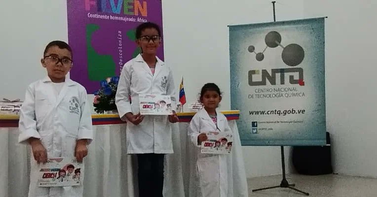 mhenriquezvzla's tweet photo. Con mucha alegría, en compañía de los trabajadores @CNTQ_Vzla y de @IpasmeOficial @MPPEDUCACION presentamos en la #FILVEN2022 el cuadernillo: Juguemos haciendo ciencia, dedicado a nuestros niños y niñas para motivarlos a estudiar estás áreas. 
#PromovamosLaLectura @NicolasMaduro https://t.co/KnD2RpkUjN