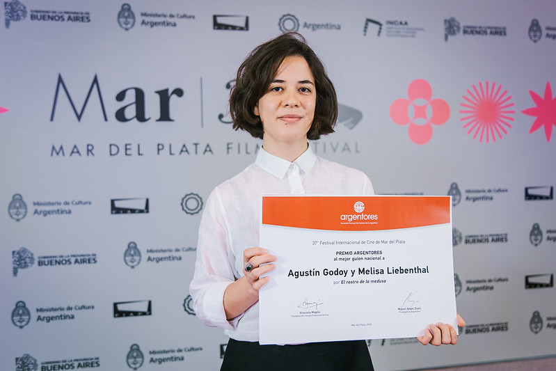 CaicArgentina's tweet image. El rostro de la medusa recibe dos premios en @MarDelPlataFF! Premio @LaMujeryElCine, Una Nueva Mirada a la dirección para Melisa Liebenthal y Premio Argentores al Mejor Guión para Melisa Liebenthal y Agustín Godoy.
Que continúen los éxitos para este potente film!