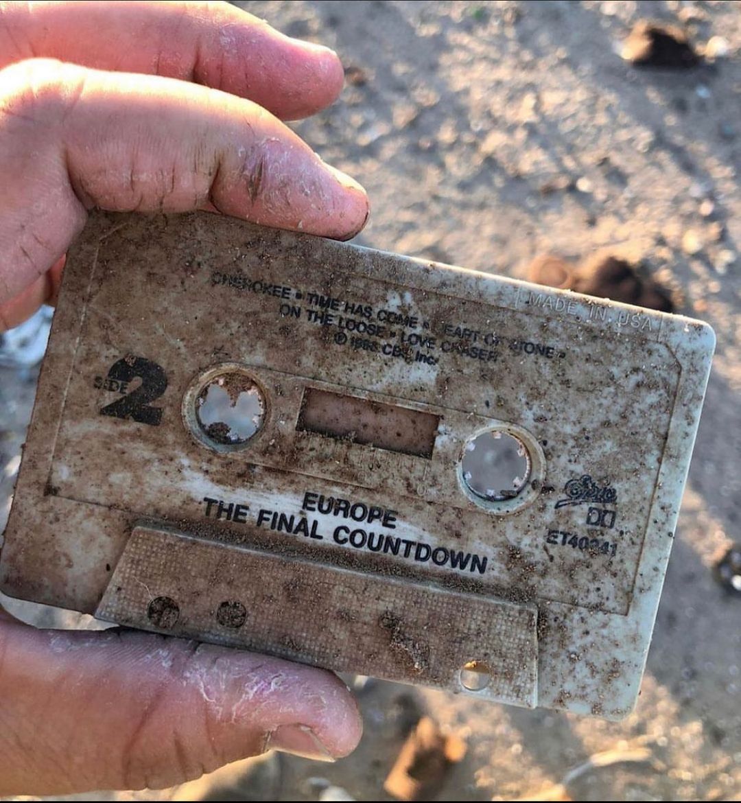 Restos arqueológicos de dispositivos con cinta magnética que contienen temas musicales de la década dorada de los 80 d.C. Los hallazgos han permitido a los investigadores conocer los gustos musicales de este gran periodo de la historia.