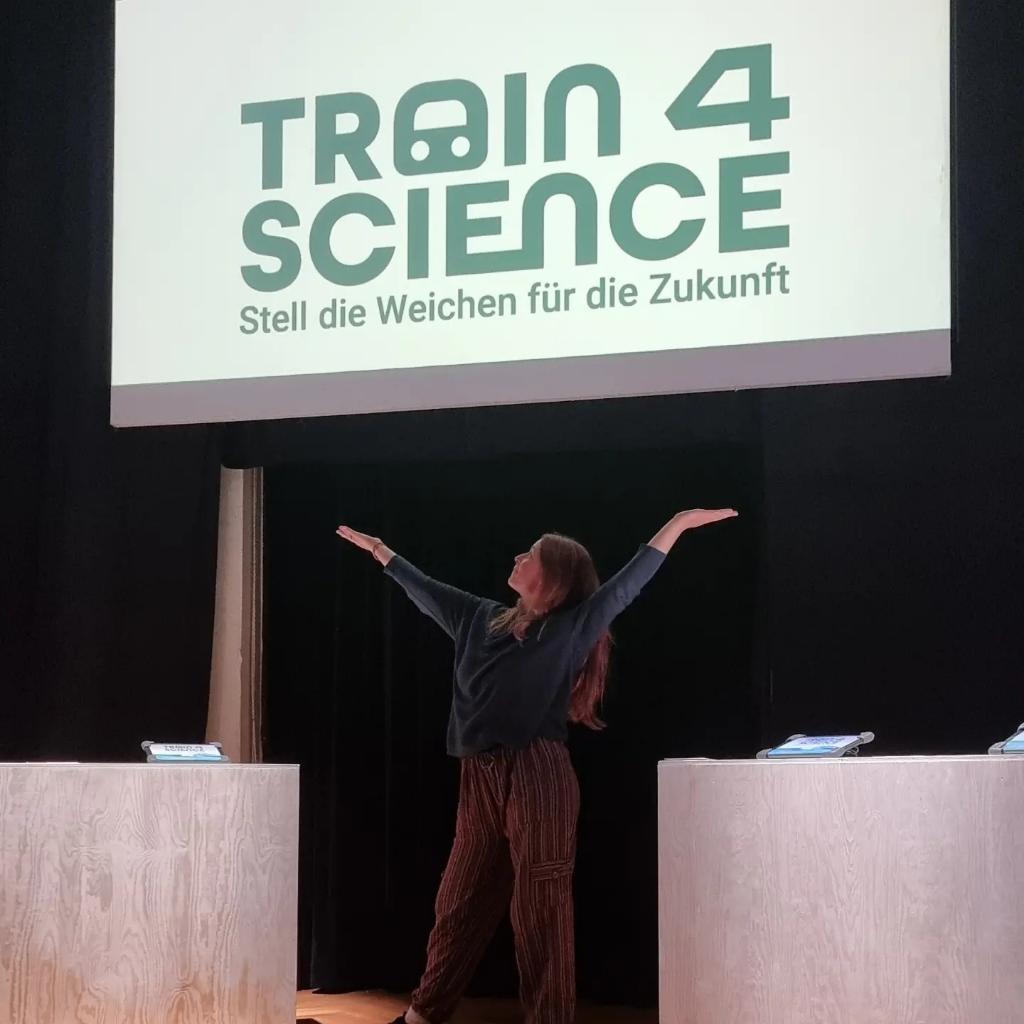 train4science's tweet photo. Mit tosendem Applaus verabschiedet sich #TRAIN4Science von der @neukoellneroper! Zeit neue Weichen für die Zukunft zu stellen. #wisskomm #Klimawandel #Nachhaltigkeit
Vielen Dank für atemberaubende NEUE LIEDER VON DER ERDE! @neukoellneroper
@ktstiftung @HumboldtUni @anschlaege_de https://t.co/A0JF2jr7QH