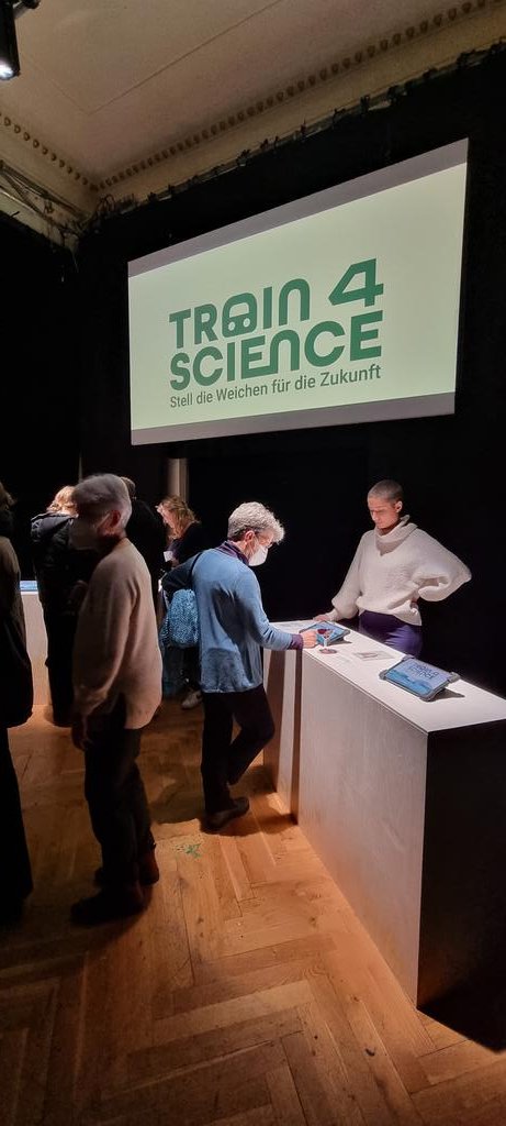 train4science's tweet photo. Mit tosendem Applaus verabschiedet sich #TRAIN4Science von der @neukoellneroper! Zeit neue Weichen für die Zukunft zu stellen. #wisskomm #Klimawandel #Nachhaltigkeit
Vielen Dank für atemberaubende NEUE LIEDER VON DER ERDE! @neukoellneroper
@ktstiftung @HumboldtUni @anschlaege_de https://t.co/A0JF2jr7QH