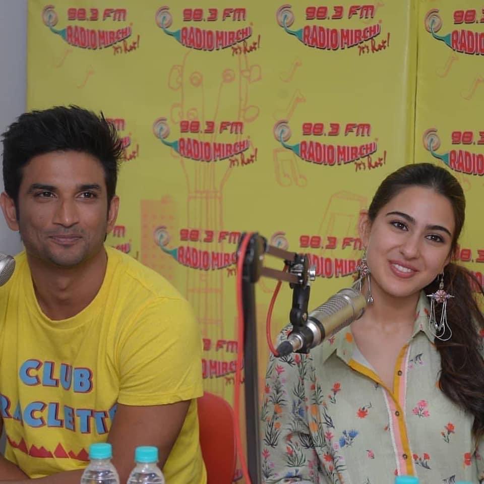 nonayousef7's tweet image. ( 13 / 11 / 2018 ) 
@itsSSR 

From #Kedarnath promotions 😭💔🔱🙏

All the love , fun , entertainment and excitement was there with my hero #MansoorKhan On #magicfmmumbai talked about his Mumbai, Delhi, Kedarnath and a lot more 💕

4YrsOf SSR Kedarnath Trailer