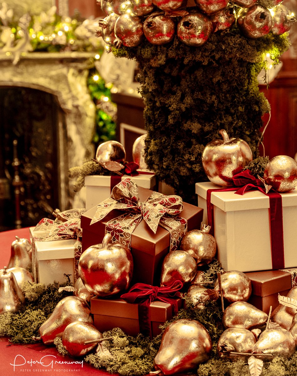 peterdgreenway's tweet photo. Waddesdon Manor decked out for Christmas and looking fantastic.

#mywaddesdon #waddesdonmanor #pez_photography #waddesdonchristmas #christmas #christmasatwaddesdon https://t.co/KQzuawnvFo
