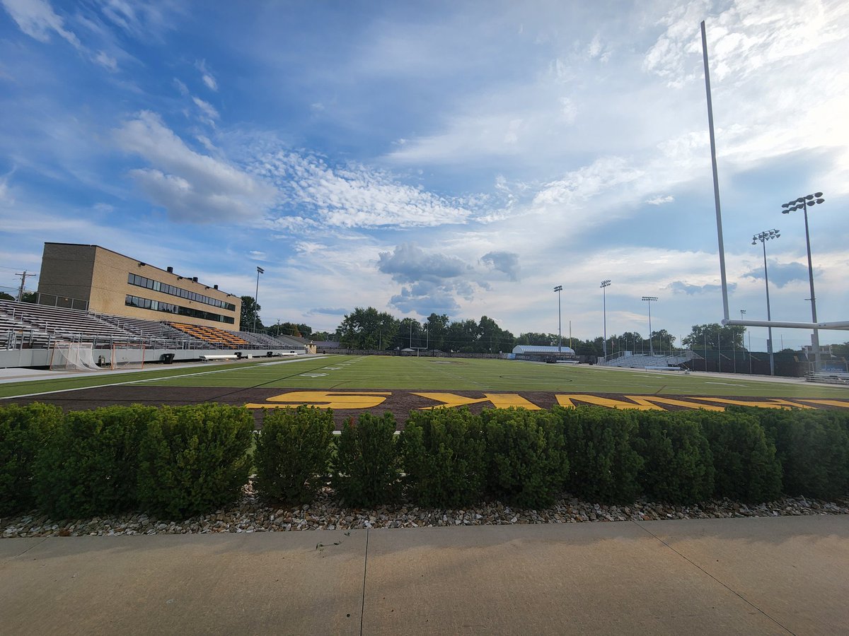 amontez1211's tweet photo. Received my first official offer from Quincy University @QuSprintFB @CoachHulk54 @HinsdaleSouthFB https://t.co/HtZ0CtnlEn