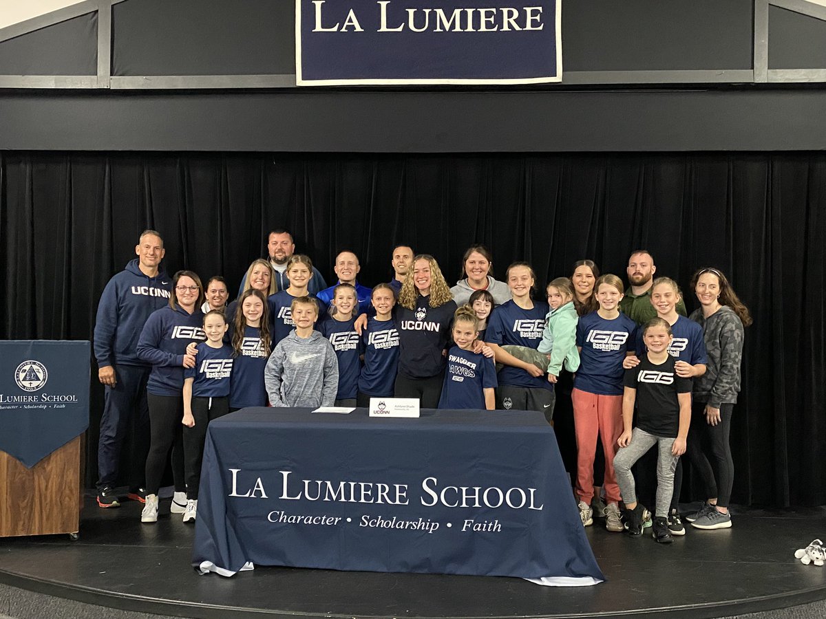 IGB2030Shade's tweet photo. Ashlynn Shade signing day. What a day! #LiveYourDream #DAWGS #Growth https://t.co/1wgInbZfI0