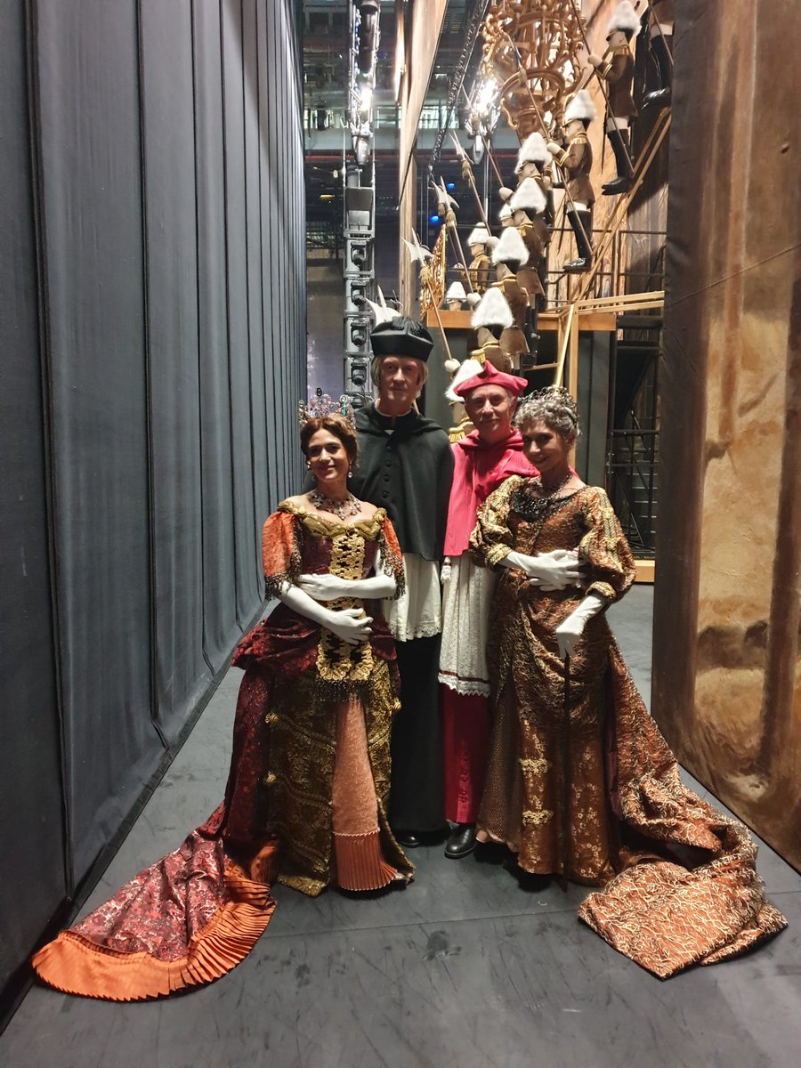 jmledo1's tweet photo. Ce soir c'était la #Dernière de #Mayerling @BalletOParis et pour l'occasion on a réuni #Noblesse 👑 et #Clergé 🤲
Merci à toutes et tous pour cette belle aventure 🙏
Rendez-vous en décembre #OpéraBastille #LeLacDesCygnes 
#TeamRothbart ☻👽☻ https://t.co/PqkbVE9RuE