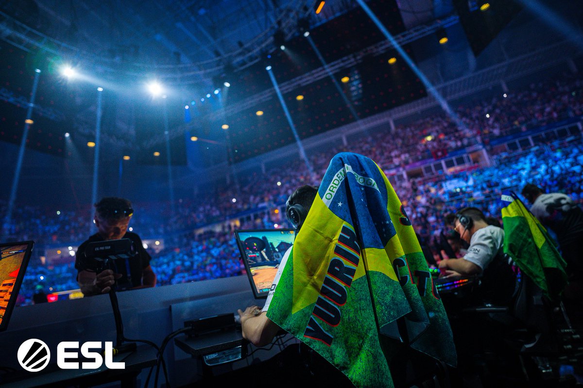 ESLspain's tweet photo. 🔴 Estamos ON, 🇧🇷
@FURIA le roba el pick a @heroicgg ¡Y está a un mapa de llegar a la Final #IEM Rio ! 🤯
Esto no puede estar más emocionante ¡Ruge el
Jeunesse Arena! Os esperamos https://t.co/H9JEHt9lrr con @Dauchvid @_Pitu_ 🎙
#IEMRio #IEMRio2022 #MajorRio https://t.co/VxlLxfNz7x