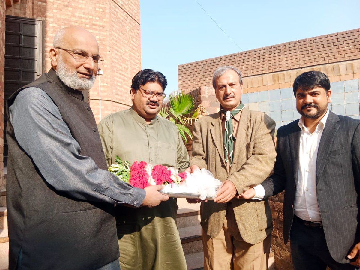 میڈیا ورکرز آرگناٸزیشن کے زیراہتمام ایوارڈ شو میں مجھے مدعو کیا گیا اس موقع پر صدر میڈیا ورکرز آرگناٸزیشن لاہور نصیب علی تبسم پھول پیش کررہےہیں، ایوارڈ شو میں  تلاوت قرآن پاک کی سعادت نصیب ہوئی اور مجھے اعزازی شیلڈ سے بھی نوازا گیا
#MediaWorkersOrganization #MWO  #MuhammadFarooq