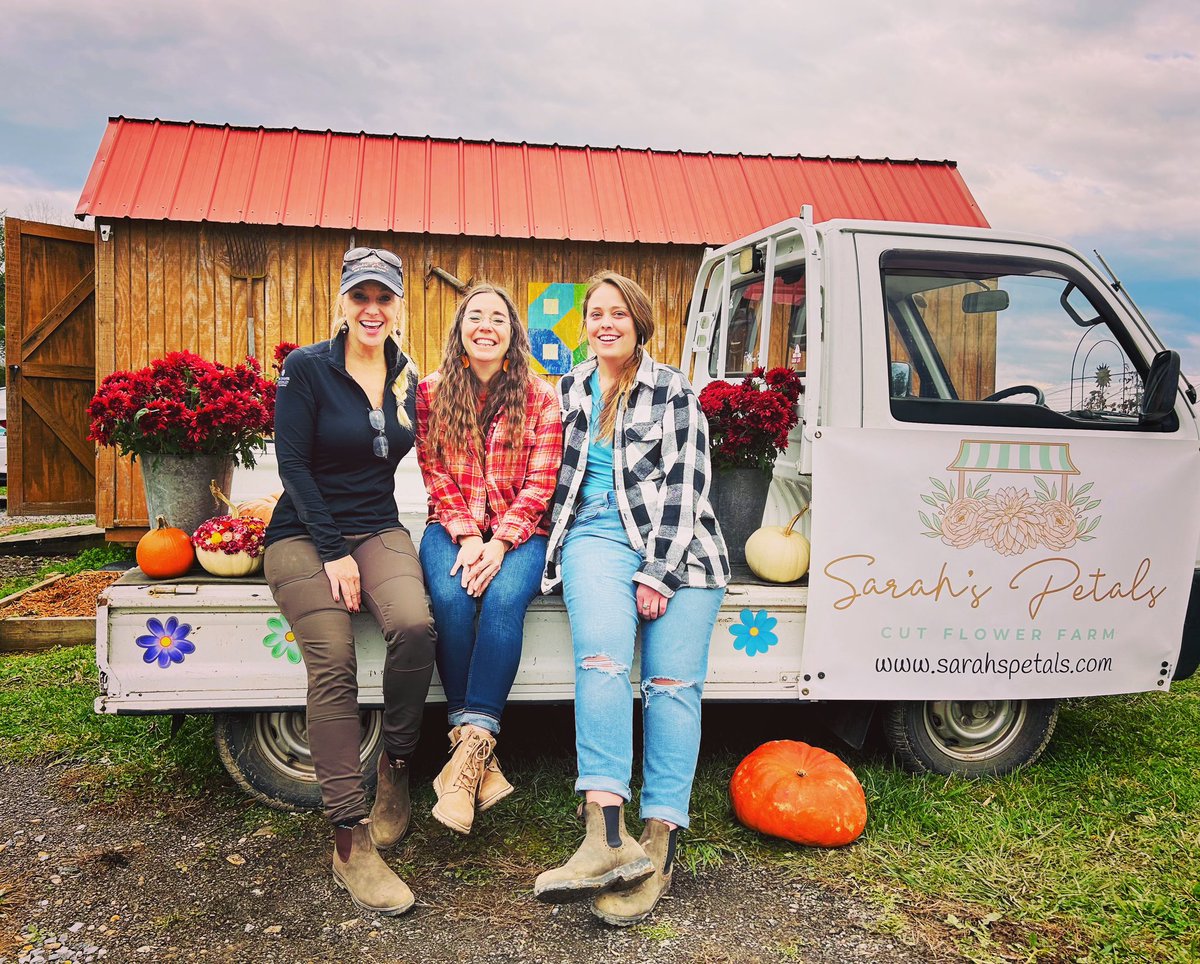 Fabulous day on the farm with our first Pumpkin decorating party!  What a blast &amp; such creative women 🎃🌸🌺

#sarahspetals #pumpkindecorating