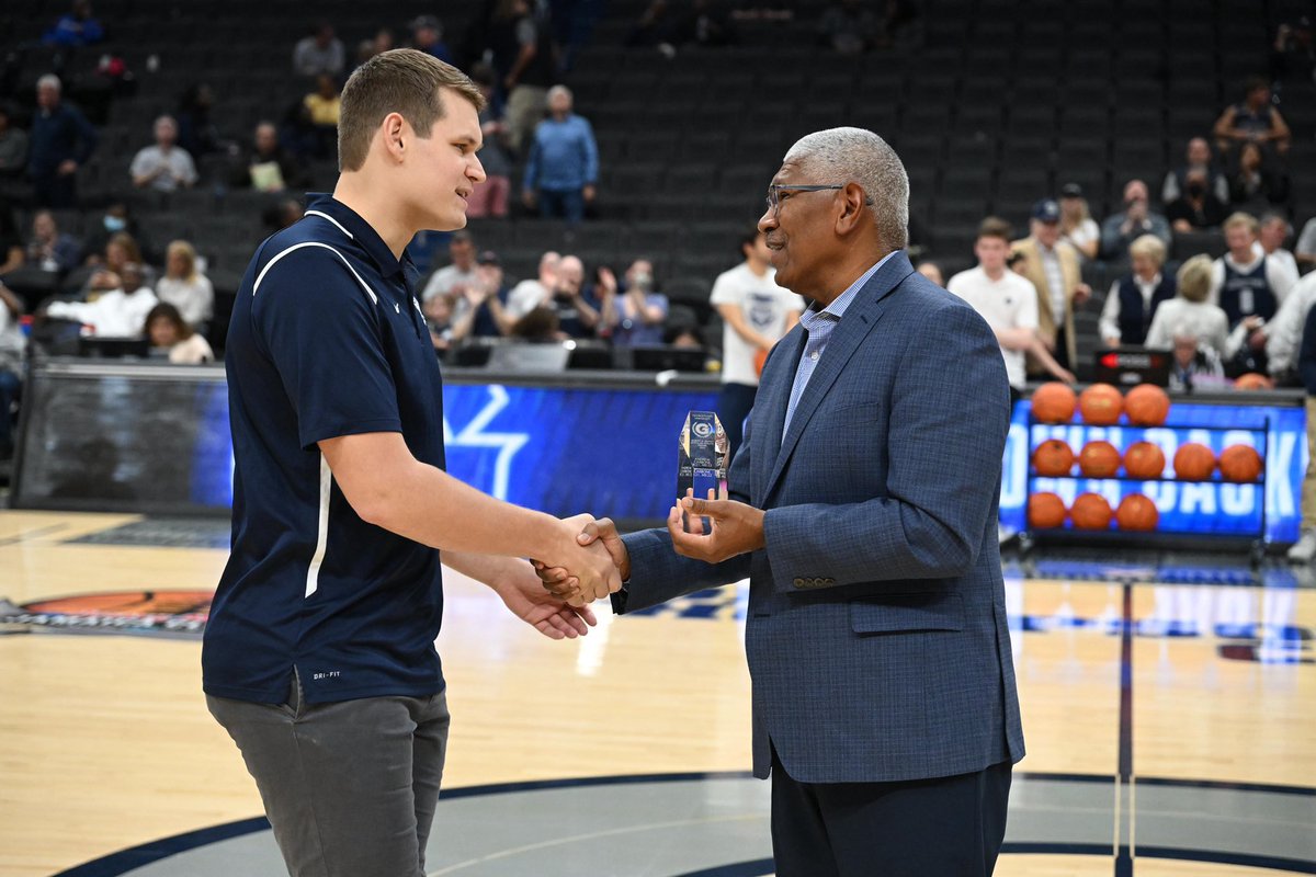 HoyasSwimDive's tweet photo. Great to see @drewcarb1 and the 2021-22 staff being honored at today’s @GeorgetownHoops game!
Carbone earned the Duffy Scholar-Athlete Award recipient while @CoachJackL & staff picked up Coaching Staff of the Year following the program’s 1st @BIGEAST title #HoyaSaxa #H20YAS https://t.co/6mXkvfL4KQ