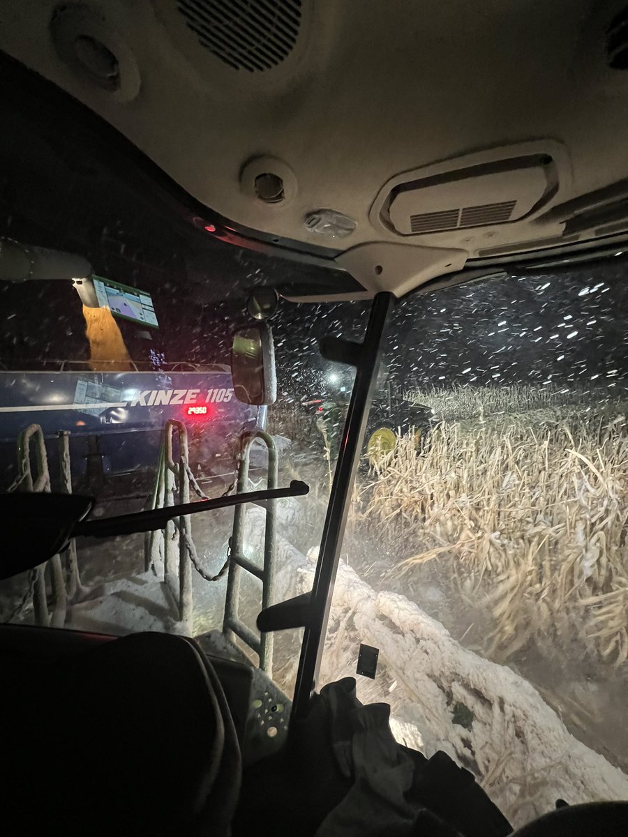 SchutzFarms's tweet photo. Snowy Saturday night for #harvest22 https://t.co/nNpossQPtF