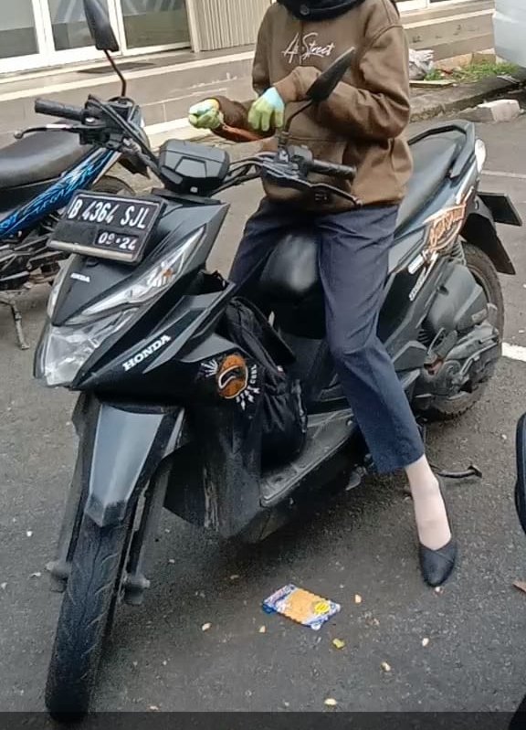 yabukansiapa2's tweet photo. TWITTER DO YOU HAVE MAGIC

Mohon bantuannya untuk warga twitter, terutama oranb Bogor. Teman saya kehilangan motor honda beat streat tahun 2019 warna hitam dengan plat B 4364 SJL. Posisi di Villa Al Murjam Taman Safari. Mohon bantuannya yang lihat bisa hubungi saya😭😭😭 https://t.co/nR6RHRargZ