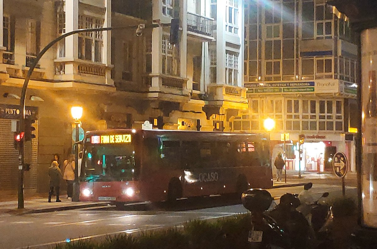 BlogBusurbano's tweet photo. Interesante dinámica...

Acaba de arrancar el #ServicioNocturno de #Búho, esperando en #FueraDeServicio al momento adecuado en la #Par137 de Plaza de Pontevedra.

Comenzó su ruta en la siguiente de #SanAndrés #SantaCatalina (#Par167) ahora a las 00:30h. https://t.co/4dUnvI0hyh