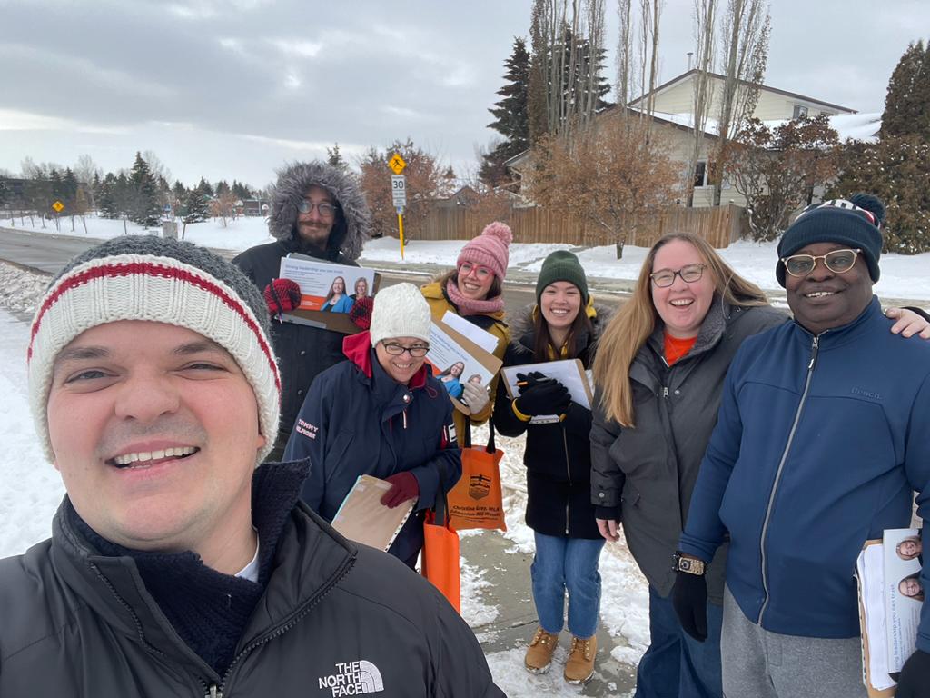 ChristinaNDP's tweet photo. I had a great time today with this wonderful volunteer team! 🧡

We talked to folks in the Hillview area of #MillWoods about how @RachelNotley and the @albertaNDP
are going to be an #ableg government that helps all Albertans.

We'll be focused on the issues that matter to you! https://t.co/YSxA9WQxOp
