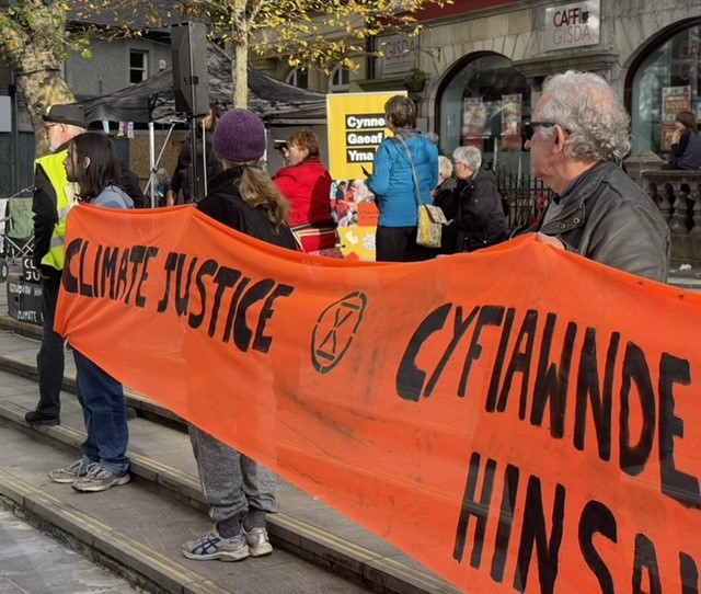 ExtinctionReb20's tweet photo. #XRWrexham & @CClimateAction at @CJ_Coalition #COP27 protest in Caernarfon, N. Wales to #DemandAction on #ClimateJustice, with @GCXRNW Bangor and Conwy, @ClimateCymru, North Wales Africa Society & more.
@AlisonConwy @Redjont @XpeDora https://t.co/hVJvBqo9Gd