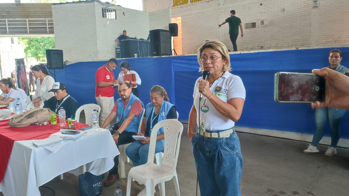 CucutaGobierno's tweet photo. "Tenemos 12 mesas de trabajo abiertas en todo el municipio para escuchar a la comunidad. La directriz del alcalde es hablar, escuchar y trasladar todas las situaciones a las entidades que correspondan para encontrar soluciones". https://t.co/iEJGfltB6T
