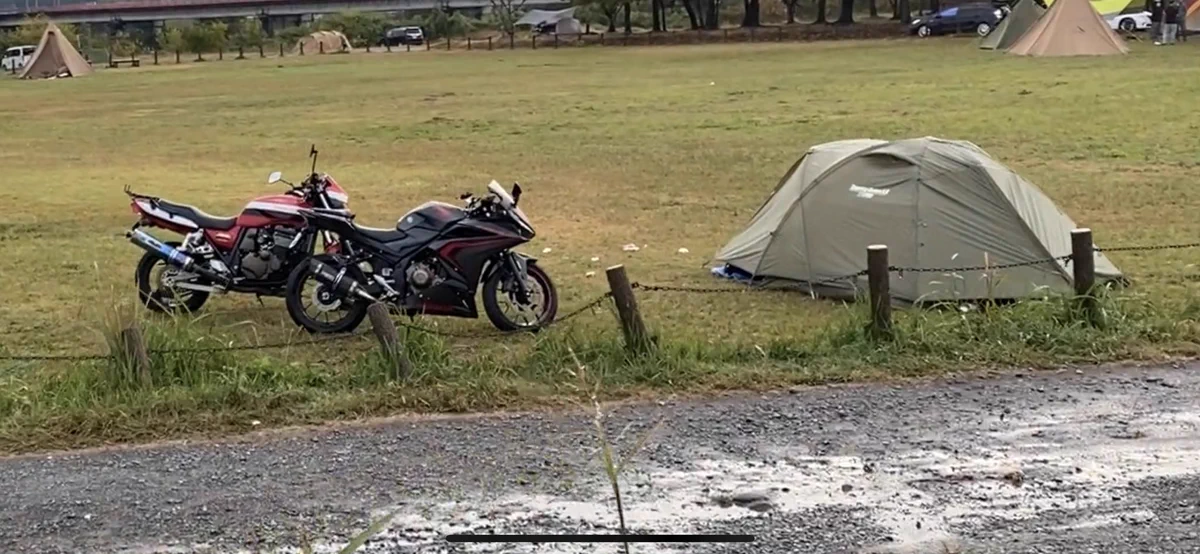キャンプ場で芝生に直火する迷惑キャンパーと遭遇。マジでやめて…。