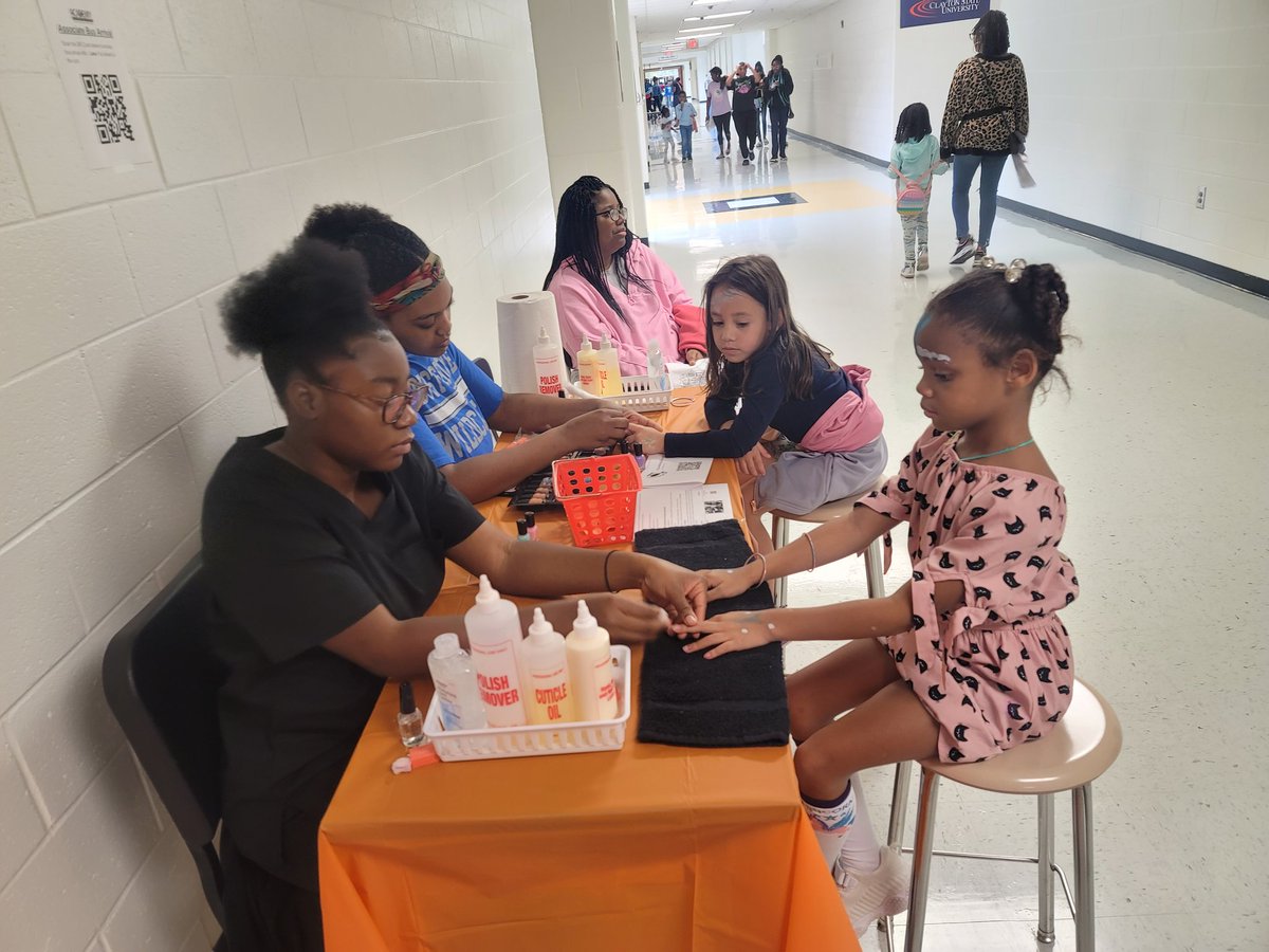 ElbrettaC's tweet photo. @AAS_HCS 1st Annual Fall Festival was a success!
 @CTAE_HCS https://t.co/X9R2aVAh65