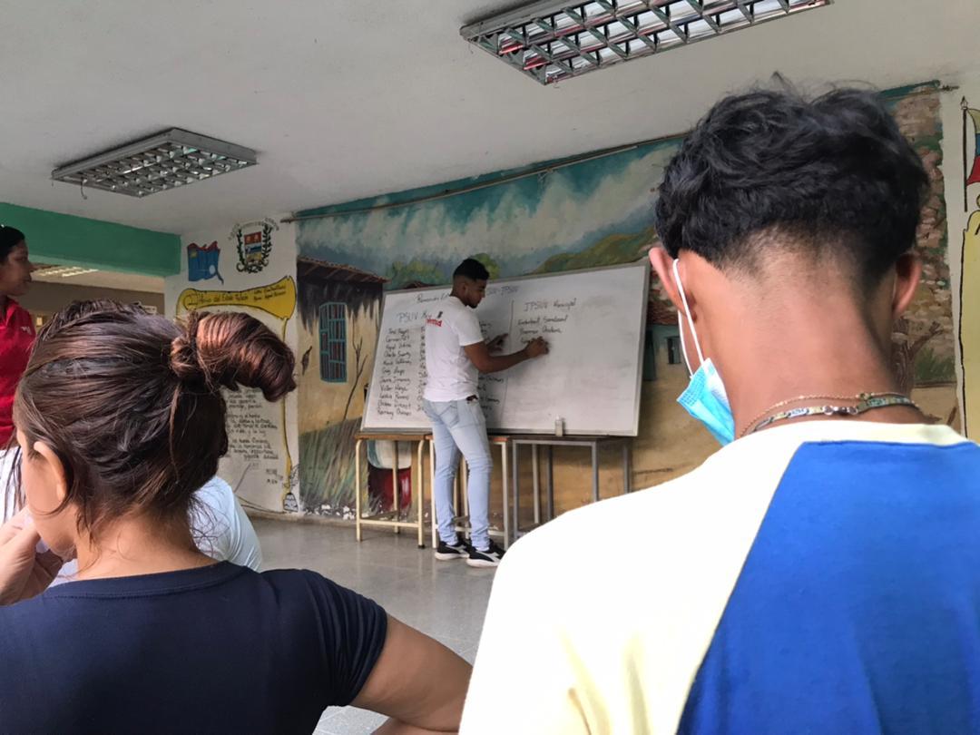 NicolasMaduro's tweet image. Hermosa participación de la militancia en el proceso de renovación de nuestro @PartidoPSUV. ¡Felicitaciones! Es admirable la organización, movilización, el compromiso, la entrega y el espíritu chavista de las bases populares, que son la esencia de la Revolución Bolivariana.