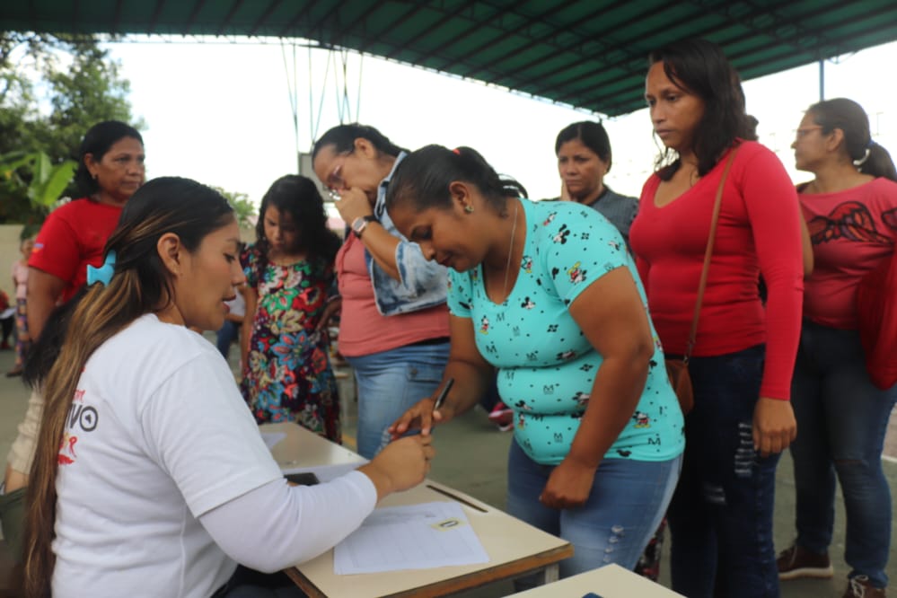 NicolasMaduro's tweet image. Hermosa participación de la militancia en el proceso de renovación de nuestro @PartidoPSUV. ¡Felicitaciones! Es admirable la organización, movilización, el compromiso, la entrega y el espíritu chavista de las bases populares, que son la esencia de la Revolución Bolivariana.