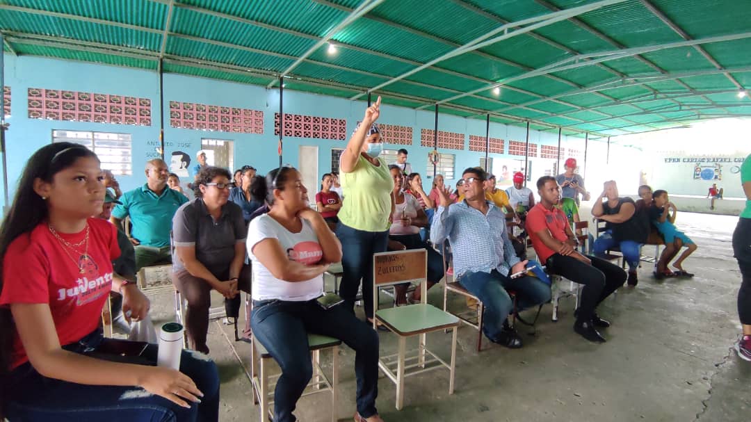 NicolasMaduro's tweet image. Hermosa participación de la militancia en el proceso de renovación de nuestro @PartidoPSUV. ¡Felicitaciones! Es admirable la organización, movilización, el compromiso, la entrega y el espíritu chavista de las bases populares, que son la esencia de la Revolución Bolivariana.