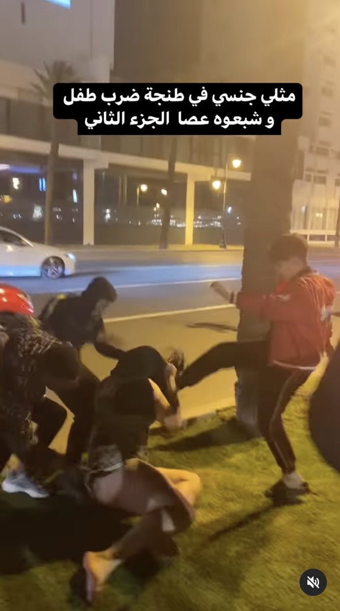 HichamTahir's tweet photo. Une vidéo circule depuis quelques heures, d’une agression #LGBTphobe à #Tanger (#Maroc).
La vidéo est d’une violence insupportable.
Plusieurs hommes frappent à tour de rôle la victime.
« Fuck les P🎲 » on peut entendre
Aucune info pour l’instant sur la date de l’agression. https://t.co/x7C65uZgNO