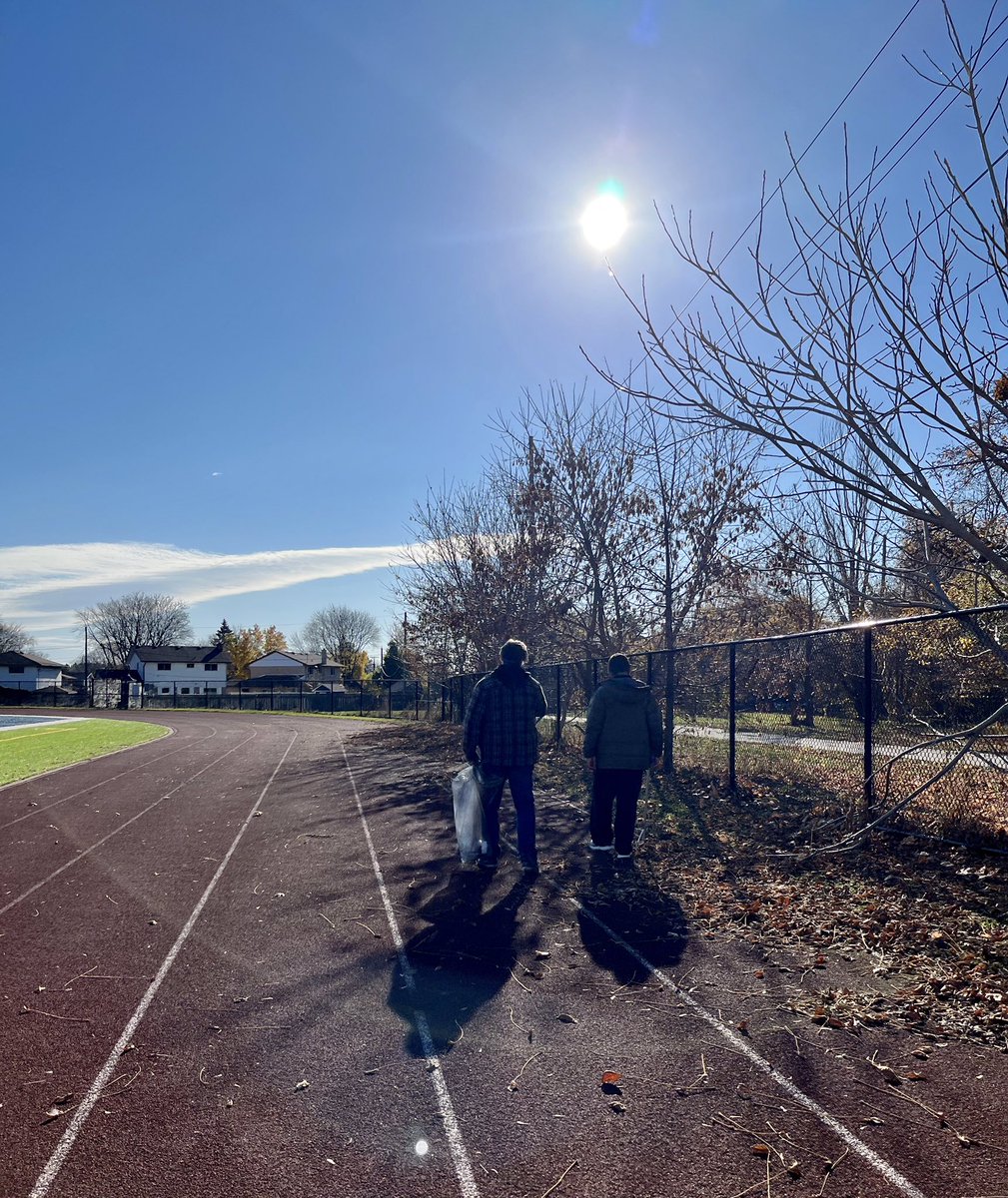 degs1000's tweet photo. Campus clean up on a sunny day with these sunny people🌞@AssumptionHCDSB @cquinlan44 @4miathomas @ClarkMcdougall https://t.co/e6cvOMzMcv