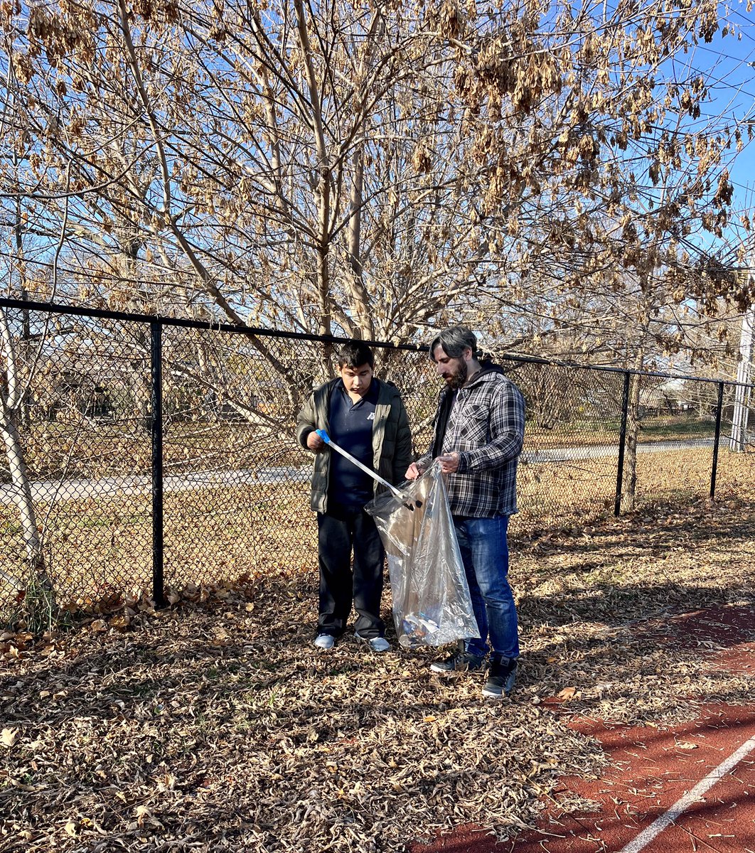Campus clean up on a sunny day with these sunny people🌞<a href="/AssumptionHCDSB/">Assumption</a> <a href="/cquinlan44/">Colleen Quinlan</a> @4miathomas <a href="/ClarkMcdougall/">Principal Assumption CSS</a>