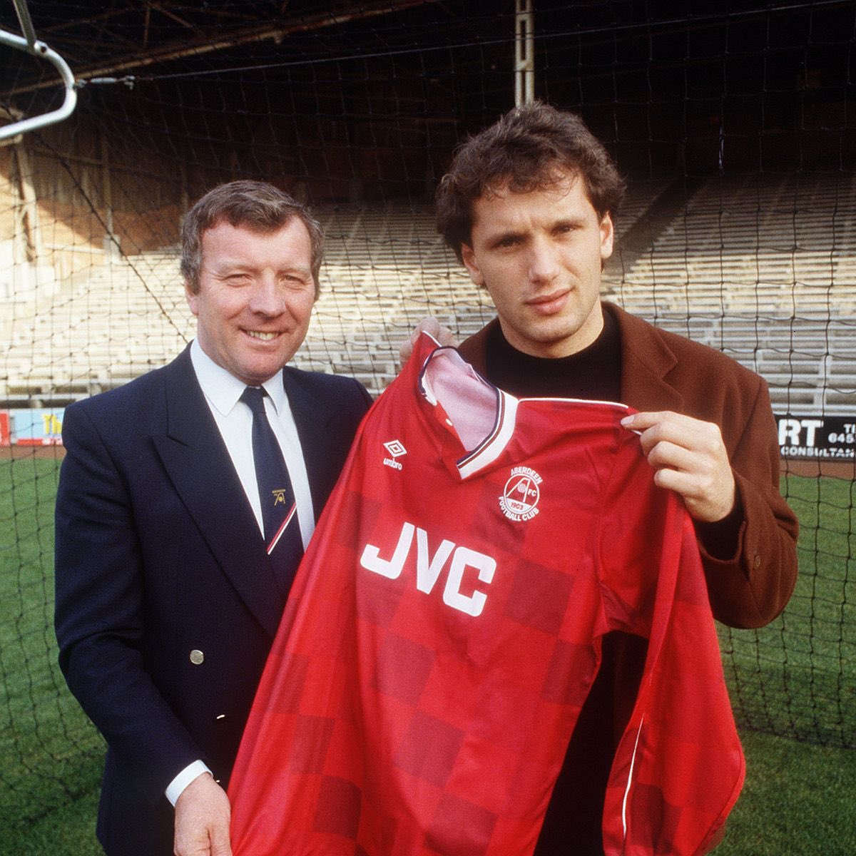 AFCHereWeGo's tweet photo. Dutch international and European Cup winner Hans Gillhaus pitches up at Pittodrie on this day in 1989. https://t.co/sGS0ZotQZO